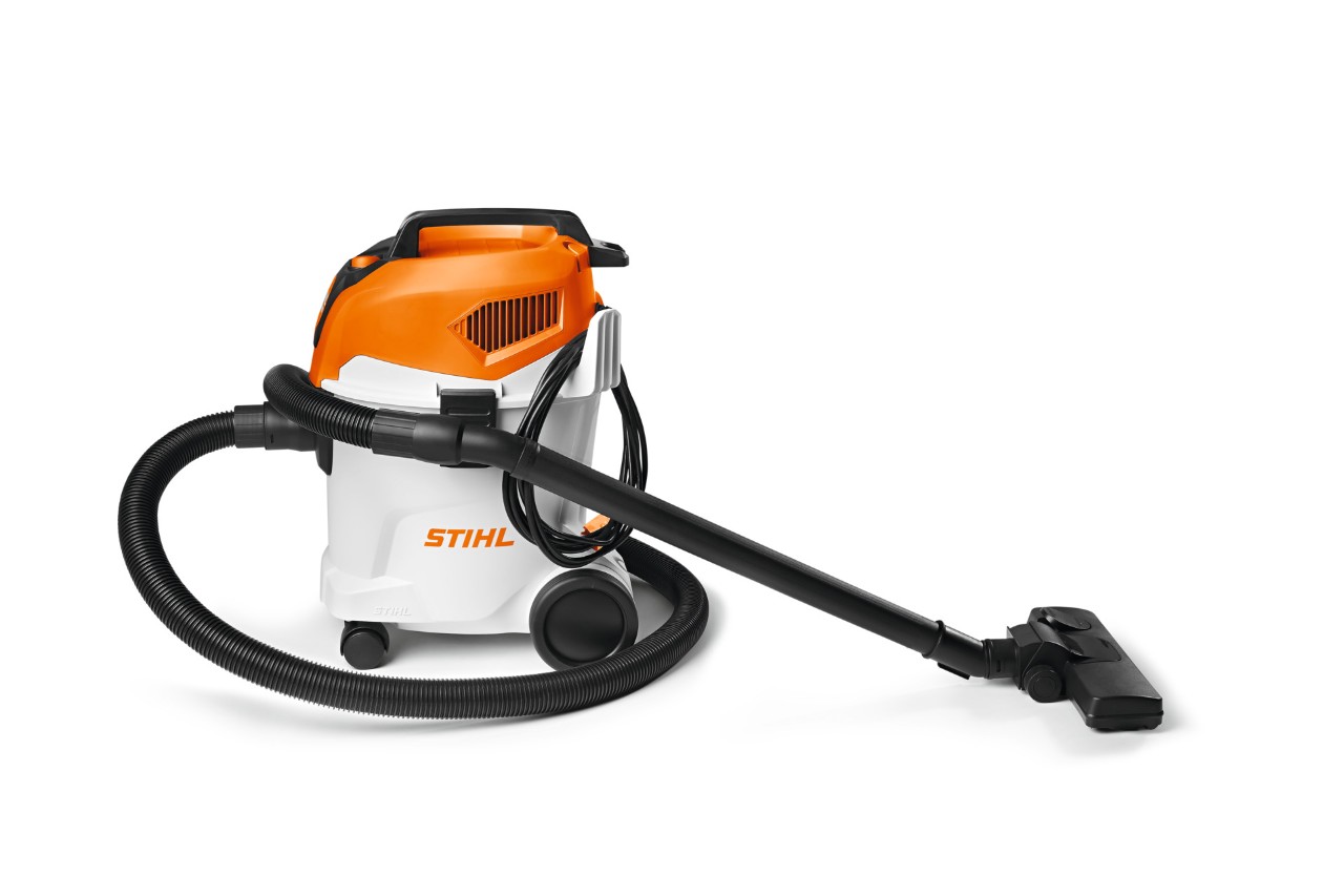Vysavač STIHL SE 33 na bílém pozadí