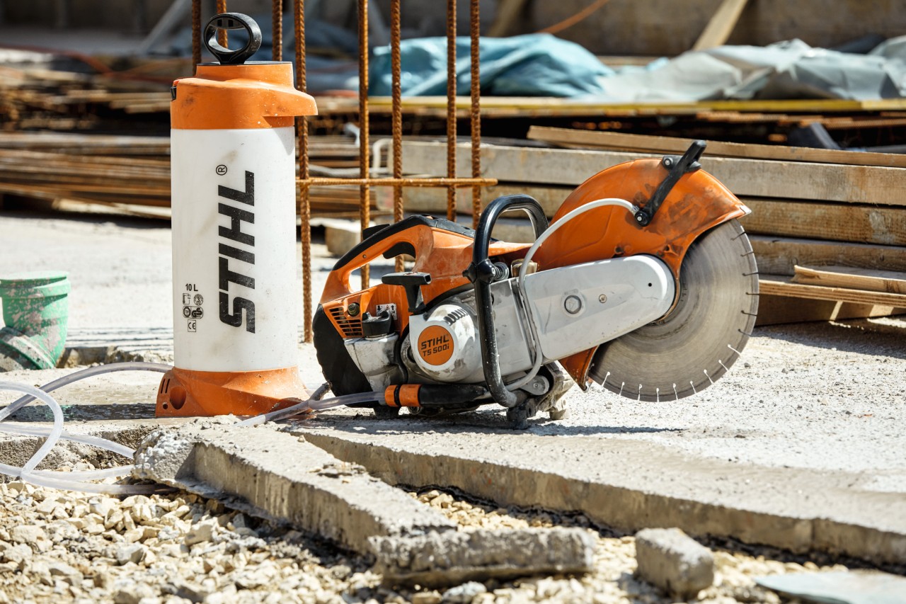 Benzinový rozbrušovací stroj STIHL TS 500i na staveništi