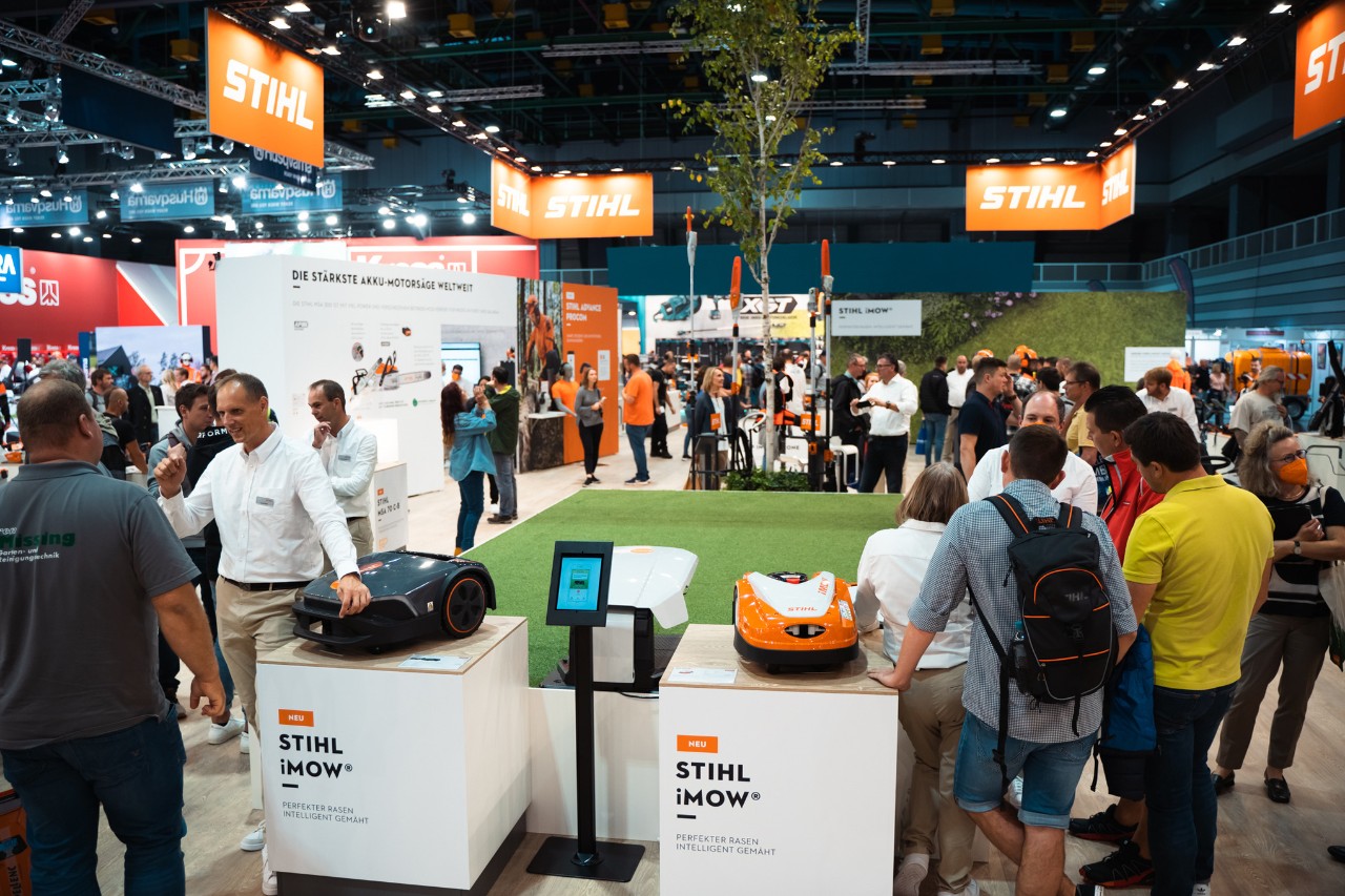 Hojně navštěvovaná vnitřní expozice STIHL s robotickými sekačkami iMOW®