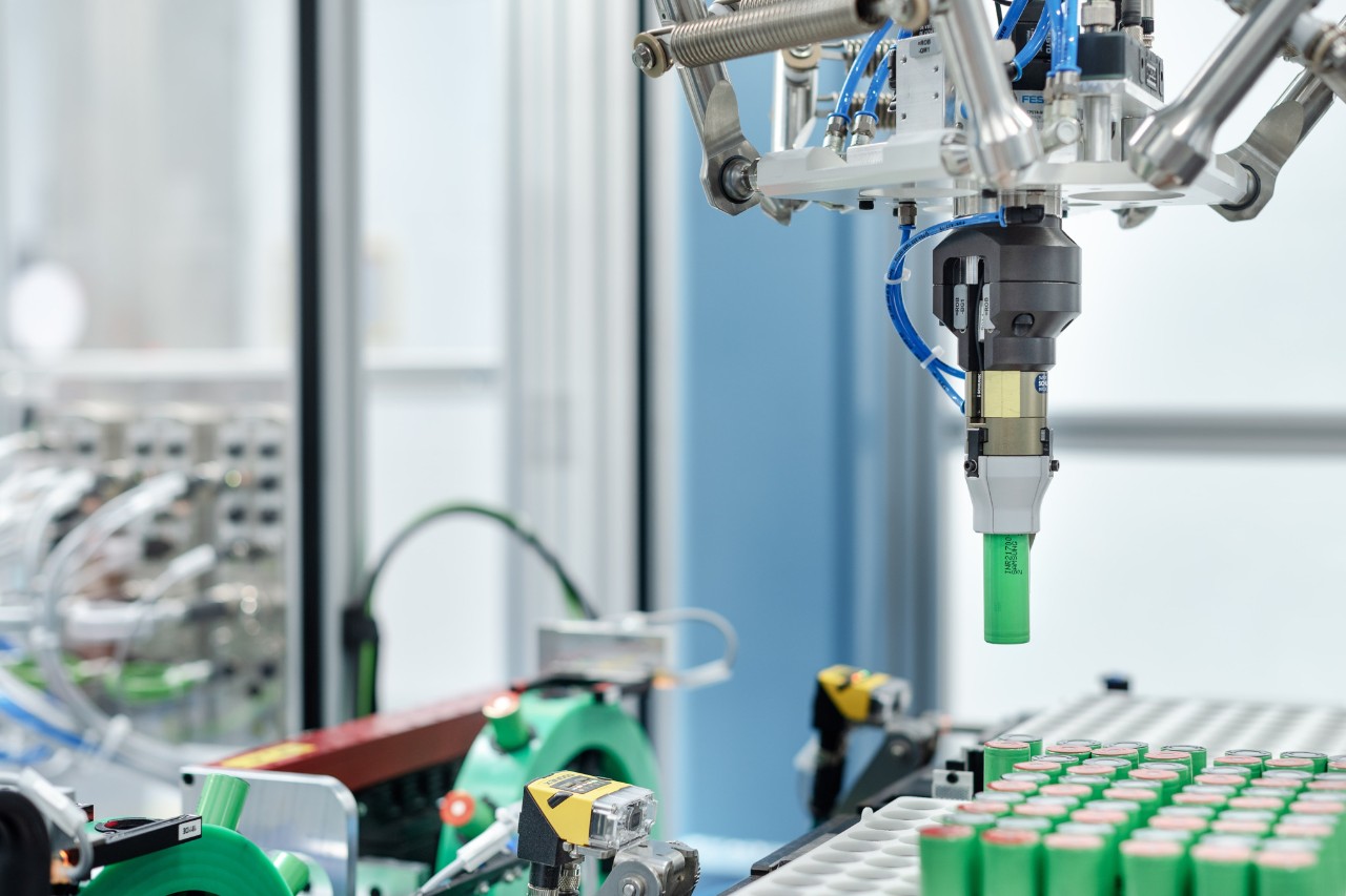 Robot typu pick and place osazuje držáky akumulátorovými články