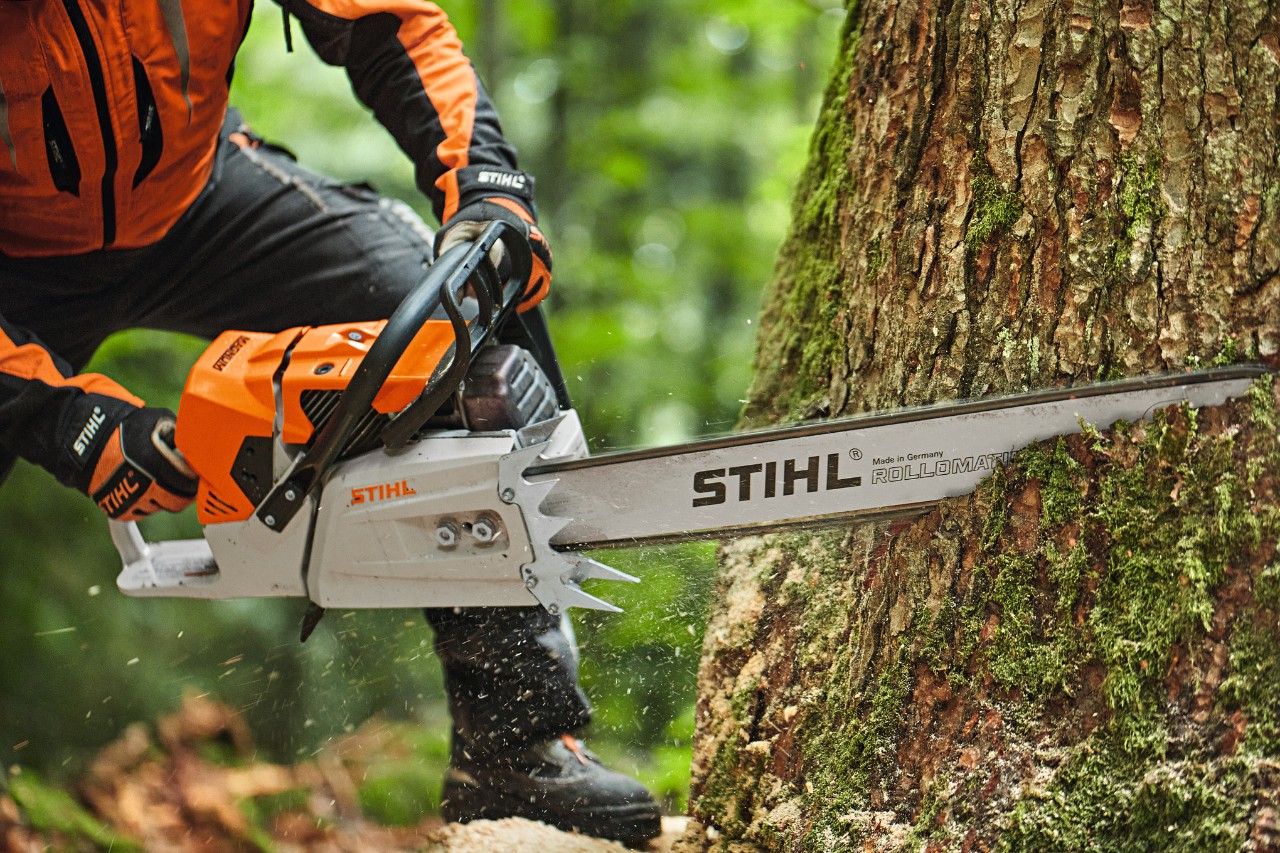 Řezání stromu benzínovou motorovou pilou STIHL MS 881 s lištou s hlavou