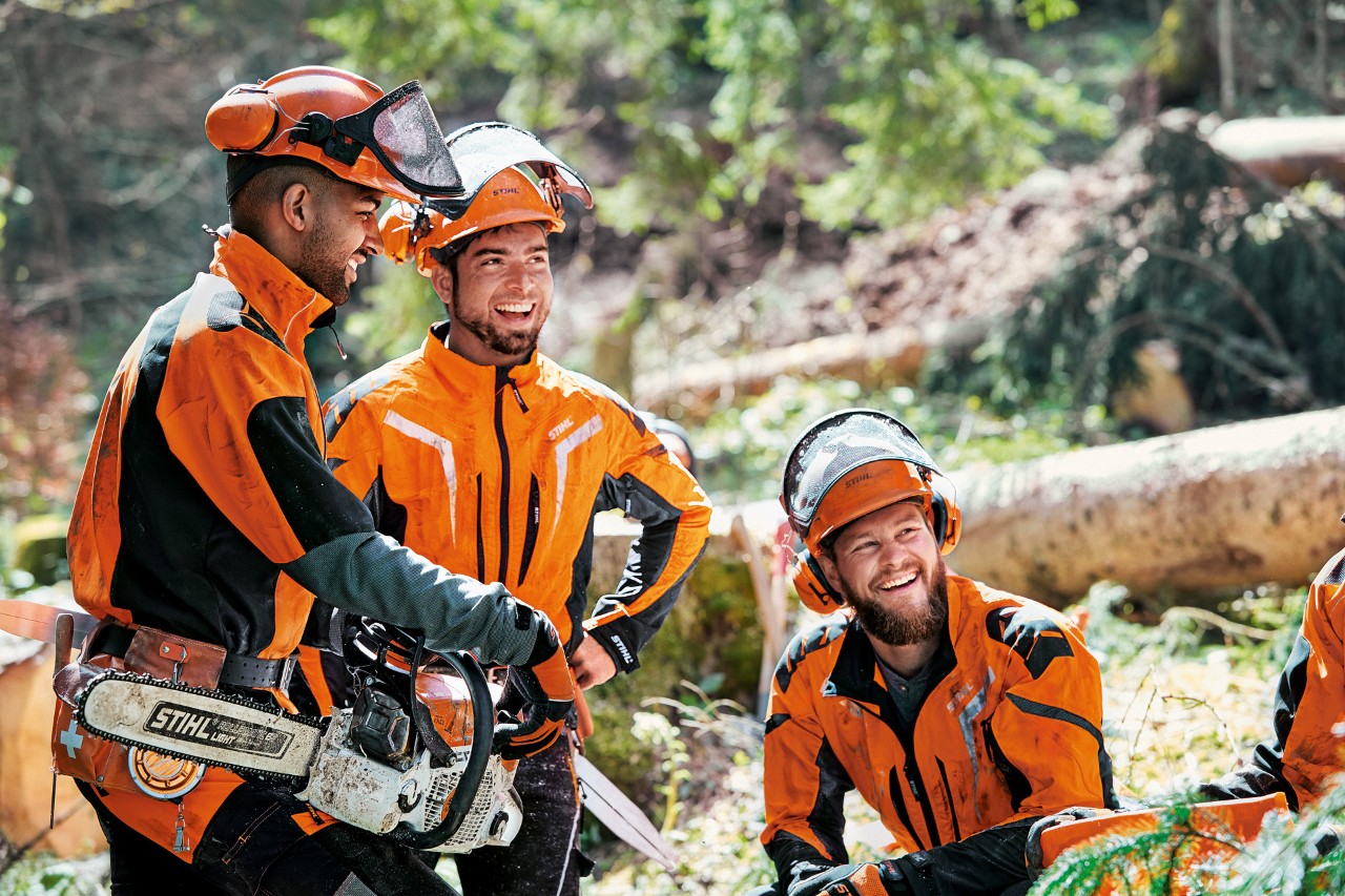 Lesní dělníci v ochranných oděvech STIHL s pilou STIHL MS 462 v lese