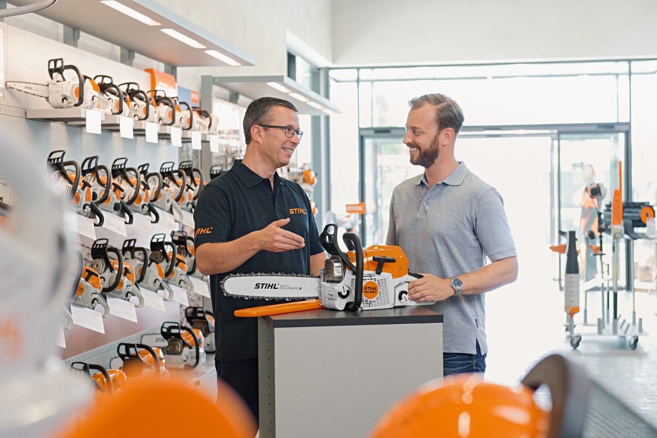 Specializovaný prodejce STIHL radí muži při koupi řetězové pily STIHL