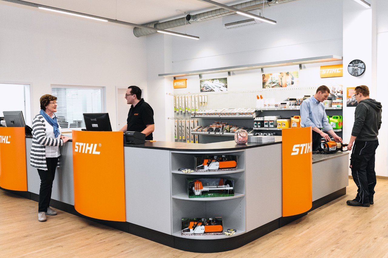 Prodejní prostory prodejce STIHL se zaměstnanci a zákazníky  