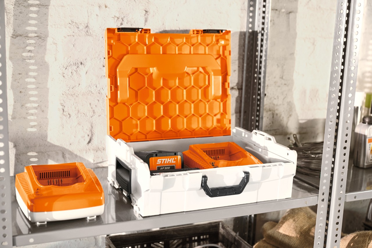 Akumulátorový box STIHL s akumulátory STIHL v regálu v dílně  