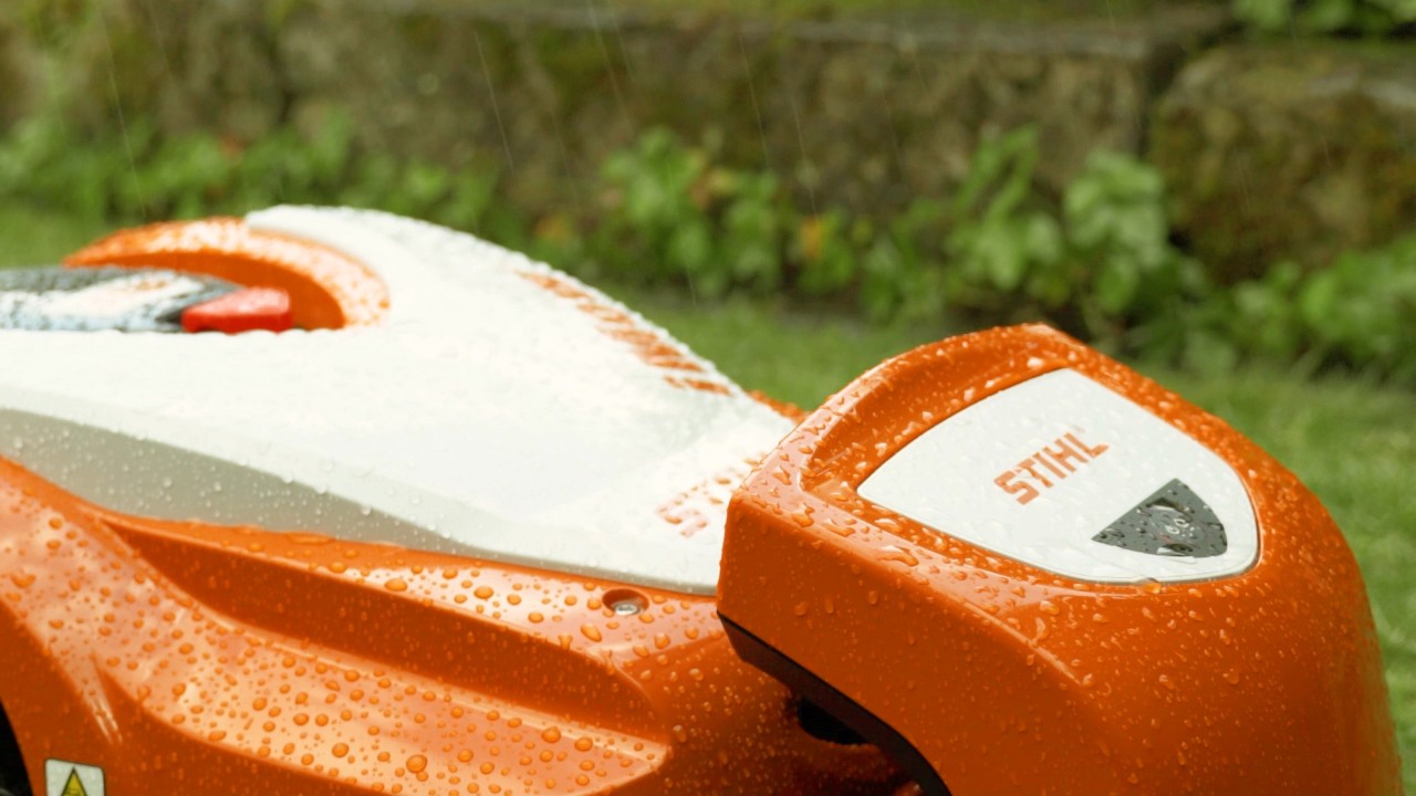 STIHL iMOW® v dobíjecí stanici za deště