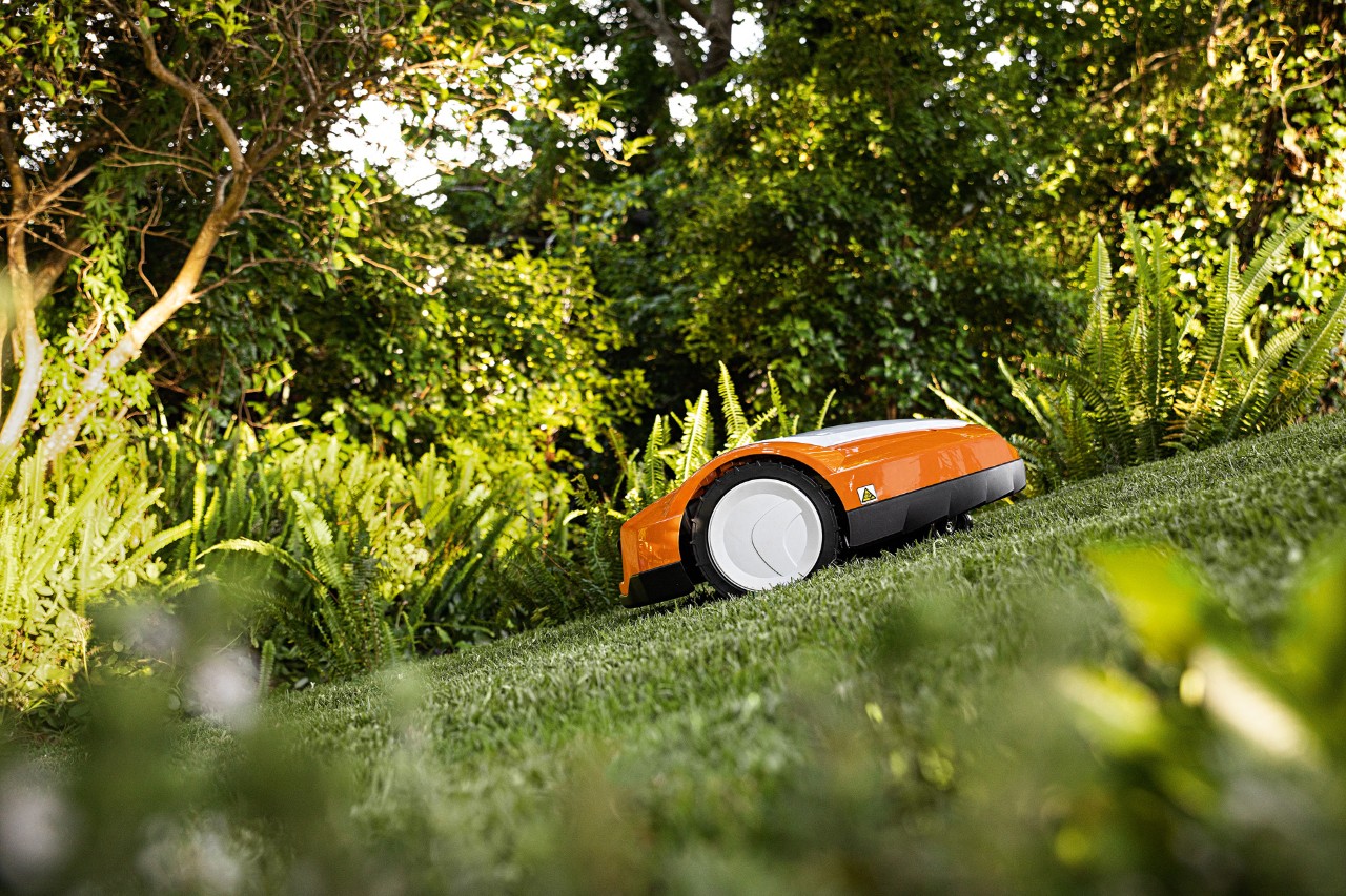  Robotická sekačka STIHL iMOW® RMI 632 se pohybuje nahoru po svahu