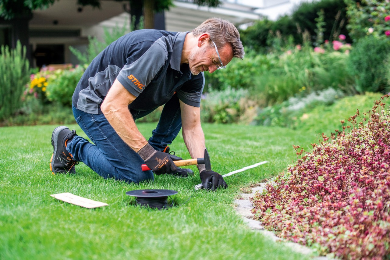 Specializovaný prodejce STIHL při pokládce ohraničujícího drátu