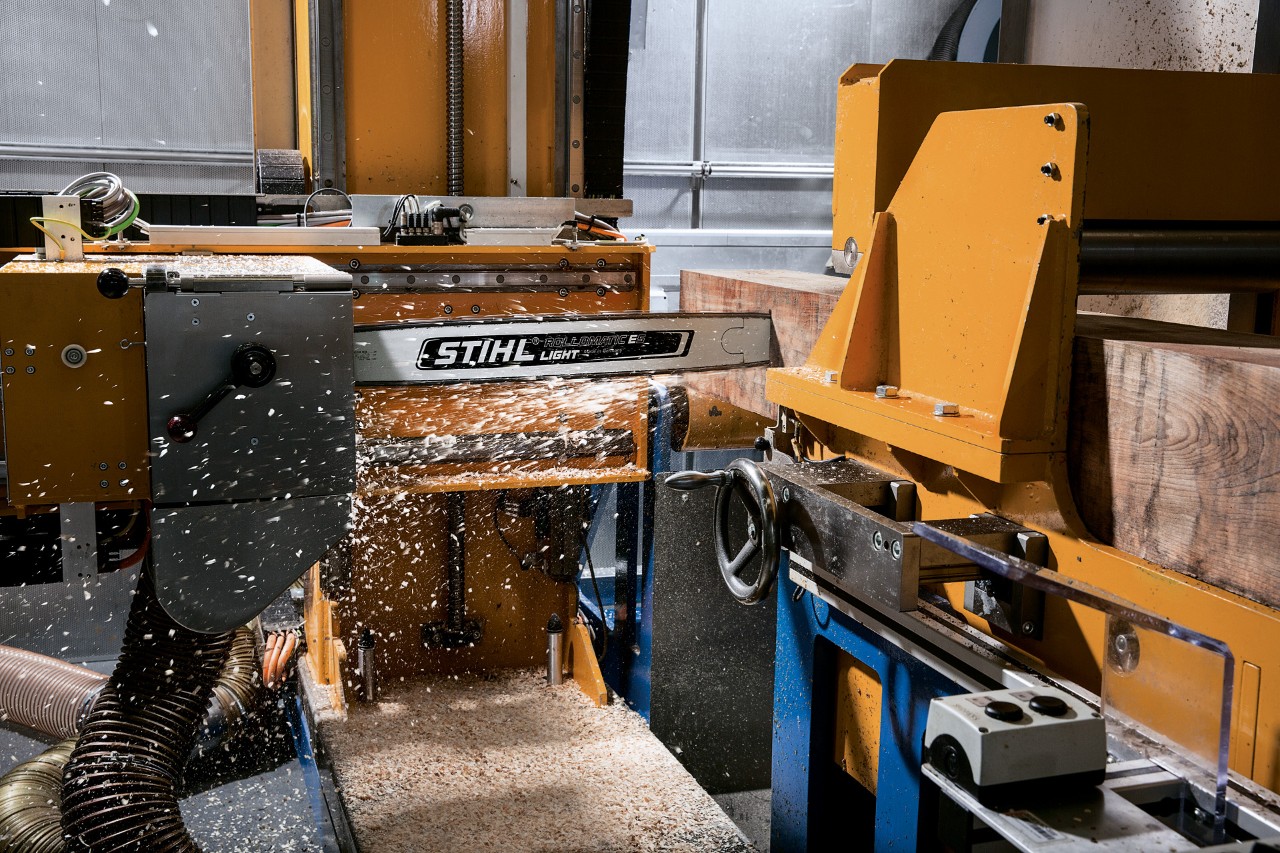 Saw chain of a STIHL chain saw is tested under real conditions in a laboratory